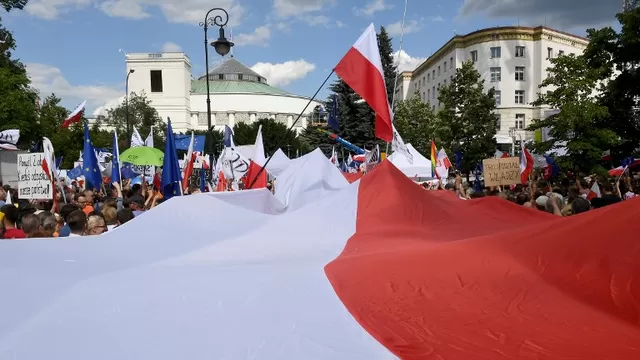 Cientos de opositores al gobierno polaco protestaron en Varsovia. Foto: AFP