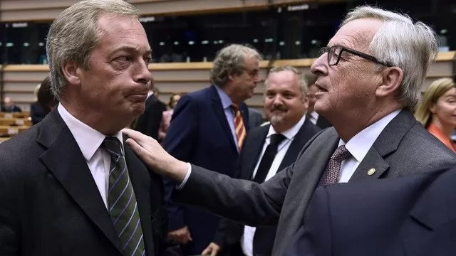 Nigel Farage conversa con el presidente de la Comisión Europea, Jean-Claude Juncker antes de una sesión plenaria en la sede de la UE. (Vía: AFP)