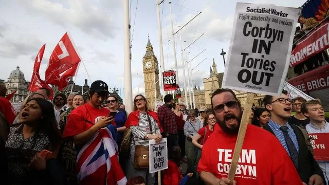 Durante el fin de semana, hasta 3,7 millones de británicos apoyaron una petición ciudadana ante la Cámara de los Comunes para anular los resultados del referéndum. (Vía: AFP)