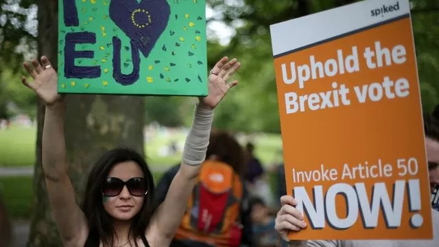 Manifestantes se pronunciar a favor de permanecer en la Unión Europea. (Vía: AFP)