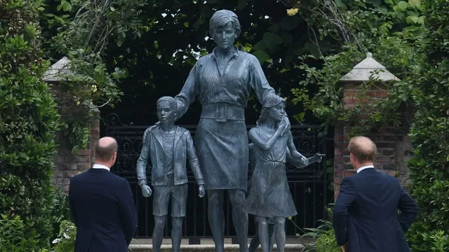 Reino Unido: Príncipes William y Harry inauguran una estatua en homenaje a su madre, la princesa Diana