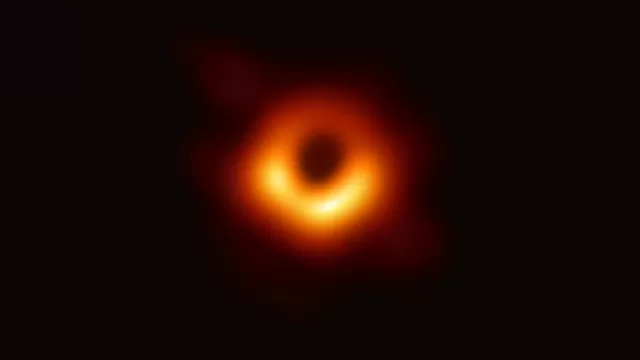 Revelan la primera imagen de un agujero negro captada por el Event Horizon Telescope