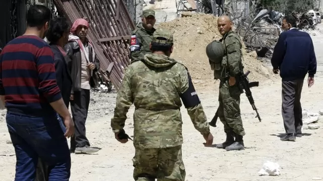 Fuerzas rusas inspeccionan Duma, en Siria. Foto: AFP