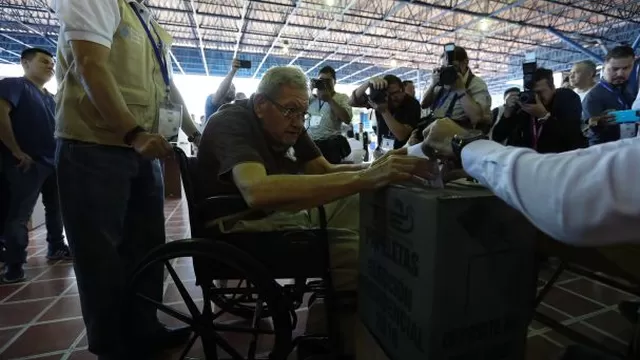 El presidente del TSE, Julio Olivo, prometió brindar los resultados de las elecciones presidenciales en El Salvador durante la noche del domingo. (Foto: EFE)