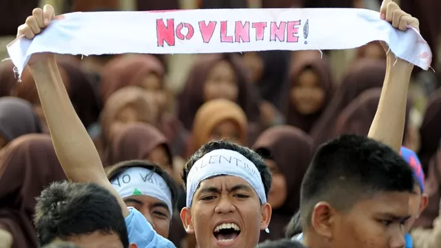 Protesta contra la celebración de San Valentín en Indonesia. Foto: AFP