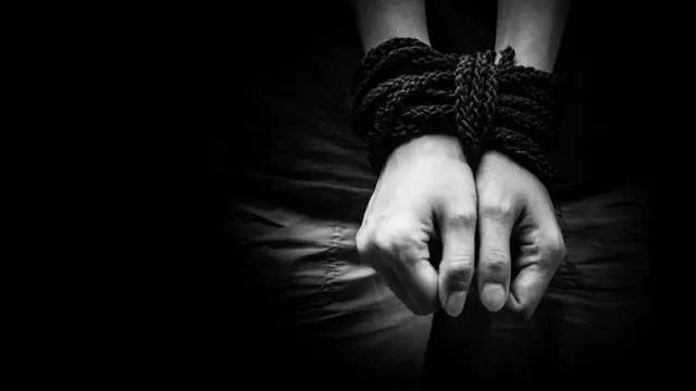 La trata de personas consiste en trasladar y retener a una persona por la fuerza o la coerción, con el fin de explotarla, no sólo con fines laborales o sexuales. (Vía: Twitter)