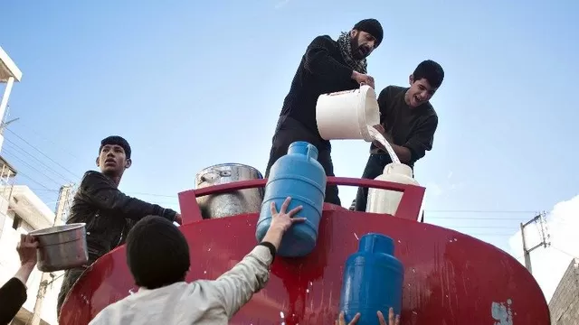 Sirios esperan su turno de tener agua para sus hogares. (Vía: AFP)