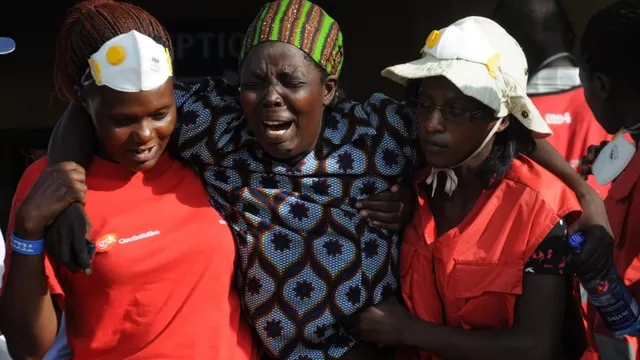 La Cruz Roja de Kenia asiste a una mujer en el funeral de su familiar que fue asesinado en el ataque de la Universidad de Garissa. (Foto: AFP)