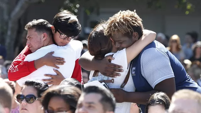 Deudos del tiroteo en escuela de Florida se abrazan. Foto: AFP