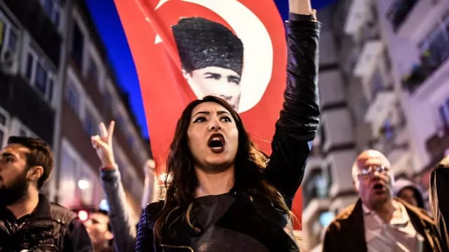 Turcos opositores al r&eacute;gimen marchan para que refer&eacute;ndum sea anulado. Foto: AFP