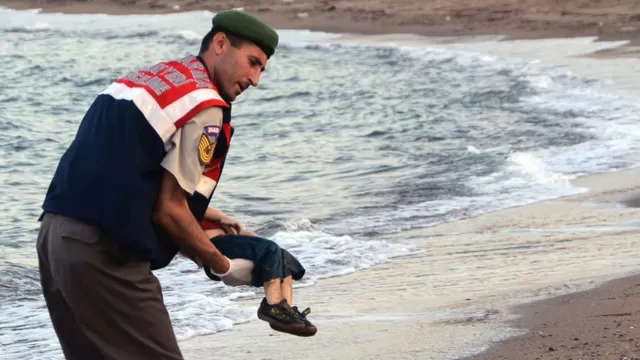 Las imágenes del cuerpo sin vida de Aylan, yaciendo boca abajo en una playa turca, dieron la vuelta al mundo. (Vía: AFP)