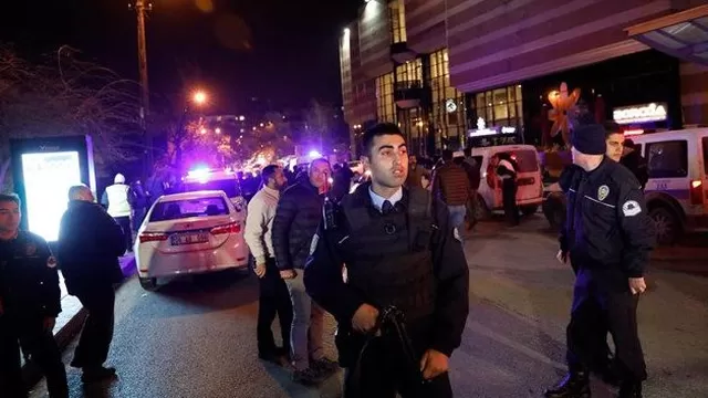 Fuerzas de seguridad de Turquía mantiene cercado lugar del asesinato del embajador ruso