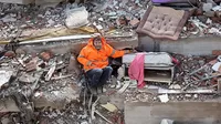 Turquía: La dolorosa foto de un hombre que sostiene la mano de su hija fallecida entre los escombros del terremoto 
