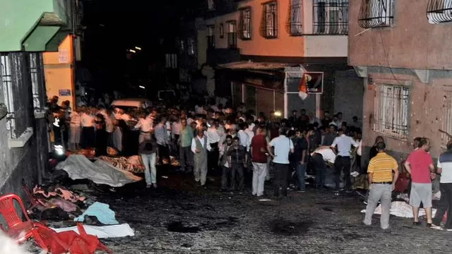 La agencia Dogan afirmó que el suicida se mezcló con los invitados, entre los que había muchas mujeres y niños, y detonó la carga explosiva.
