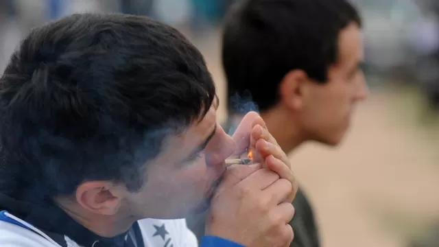 Personas fumando marihuana. (V&iacute;a: AFP)