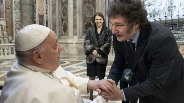 El Sumo Pontífice y Milei mantuvieron una pequeña conversación tras la ceremonia / Foto: AFP