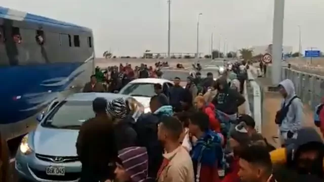 Venezolanos bloquearon vía que une Tacna y Arica. Foto: Twitter José Tomás Vicuña SJ