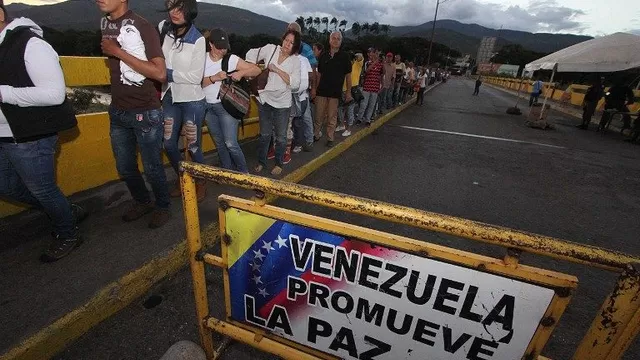 Venezolanos se desplazan por la frontera de Colombia. (Vía: AFP)