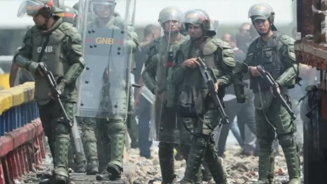 Cerca de mil miembros de la Fuerza Pública de Venezuela han desertado a Colombia en busca de protección y han entregado su armamento y uniformes. EFE/referencial