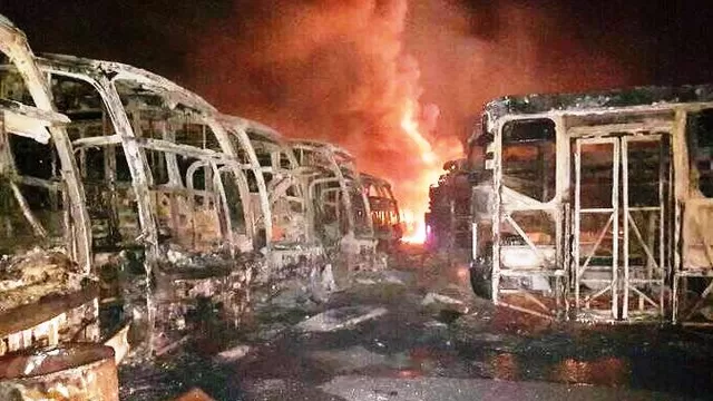 Buses quemados en Guayana, Venezuela. Foto: Twitter @AmericoDeGrazia