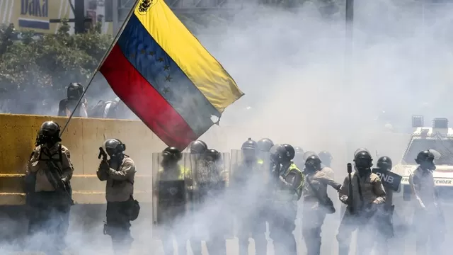 Protestantes y antimotines se enfrentan en las calles de Venezuela. Foto: AFP