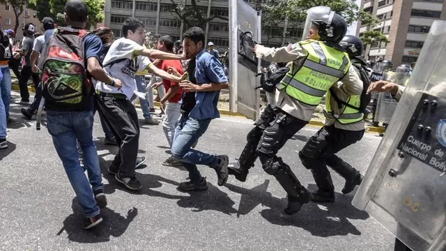 Opositores y la Guardia Bolivariana se enfrentaron en Caracas este miércoles. Foto: AFP