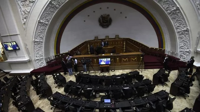 La Cámara de la Asamblea Nacional está preparada para la sesión de hoy en Caracas. (Vía: AFP)
