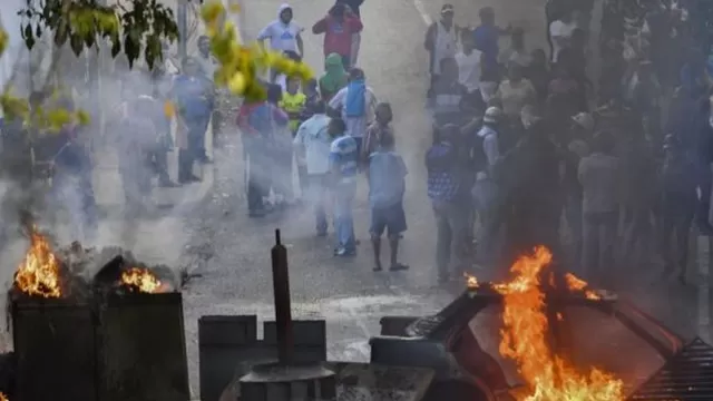 Vecinos que apoyaron sublevaci&oacute;n militar contra Maduro denunciaron que los uniformados les lanzaron una bomba lacrim&oacute;gena. (Foto: AFP)