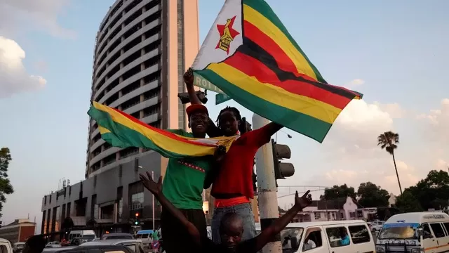 Ciudadanos de Zimbabue celebran dimisión de Mugabe. Foto: AFP