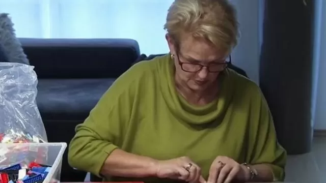 Mujer en silla de ruedas construye rampas para discapacitados con piezas Lego