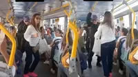 ¡Bus parrandero! Hombre subió a cantar a transporte público y puso bailar a todos