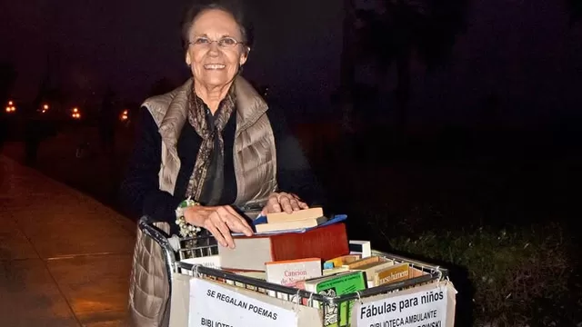 La dama de los libros comparte su pasión por la lectura en la calle