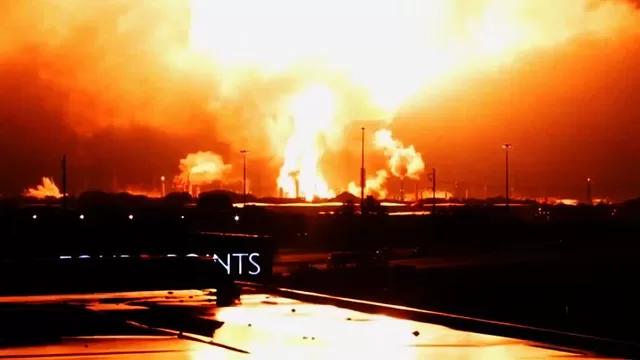 El instante en que una enorme explosión se desata en una refinería en EE.UU.