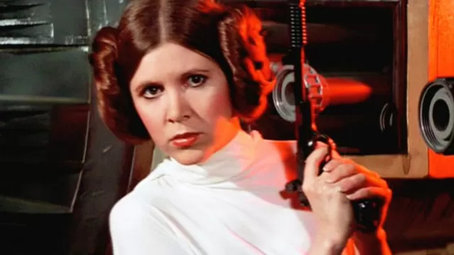 Carrie Fisher interpretando a Princesa Leia de Star Wars. 
