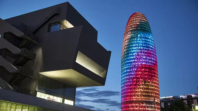Torre Glòries brilla en la noche de Barcelona, España. Foto: elpais.com