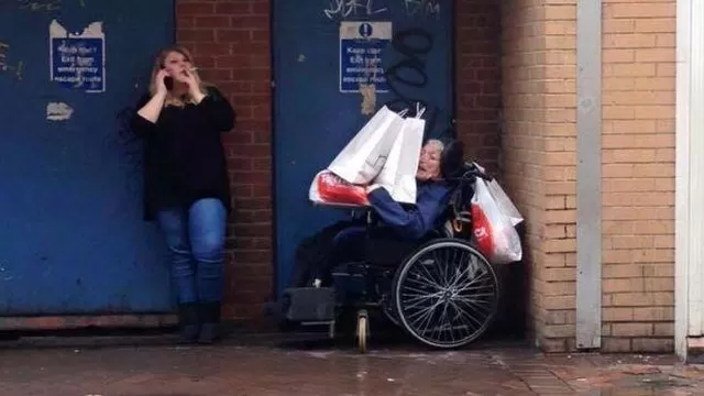Indignante foto de mujer maltratando a un anciano se volvió viral. (Vía: Twitter)