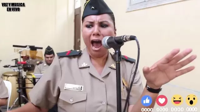 Mujer policía se vuelve viral en Facebook al cantar como Isabel Pantoja. Captura: PNP