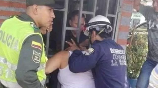 Facebook: mujer quedó atrapada entre rejas por intentar saber qué hacía su vecina. Foto: Facebook Radio La Roca FM 103.9
