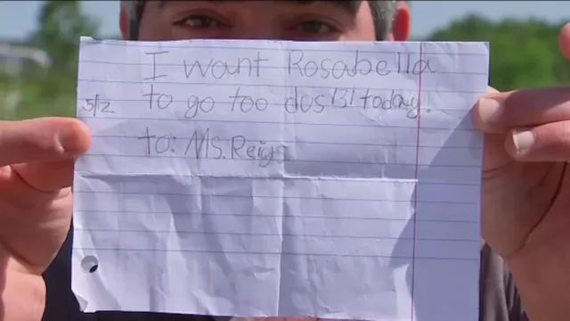 Charlie Dahu sosteniendo la nota falsa de Rosabella con la que escapó de su colegio. (Vía: BuzzFeed)