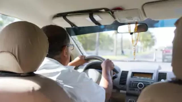 Conductor de Uber encuentra a su esposa escondida en la cajuela de su auto para espiarlo