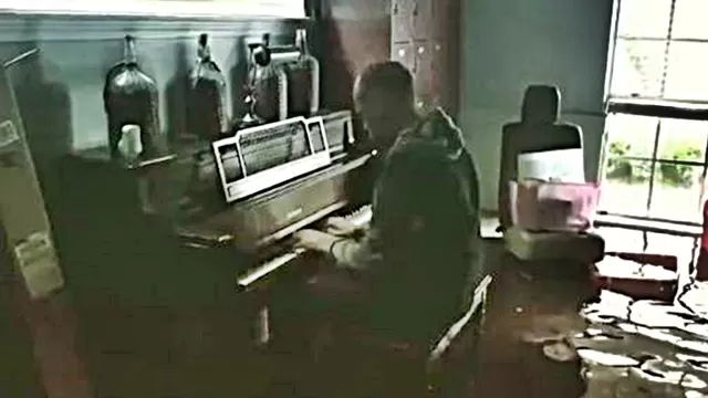 Hombre toca piano en su casa inundada tras Harvey. Instagram: @aricharding