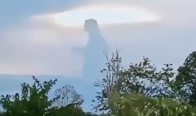 Nube en forma de Godzilla sorprende a internautas / Captura