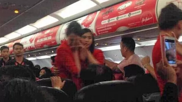 Le tiró agua caliente a una aeromoza porque quería sentarse con su novio durante el vuelo
