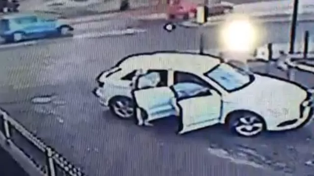 Mira cómo una mujer pelea furiosamente con un ladrón que intenta robarle su auto