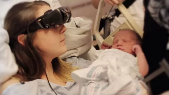 Mujer ciega logra ver a su bebé recién nacido por primera vez