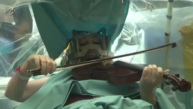 Una mujer ofrece un mini concierto de violín a sus cirujanos mientras le operan el cerebro 