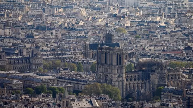 Este jueves 18 de abril, Digital Globe publicó la primera imagen satelital de la catedral de Notre Dame de París. Foto: AFP