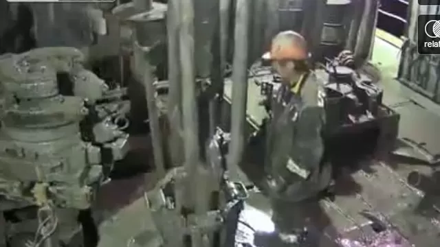 Un obrero casi muere cuando una máquina explota en sus manos