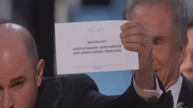 &quot;Perd&oacute;n, no somos los ganadores&quot;. El productor de La La Land se da cuenta del error #Oscars