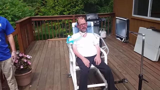 Paciente de ALS se sumó a la campaña del desafío de la cubeta de hielo 